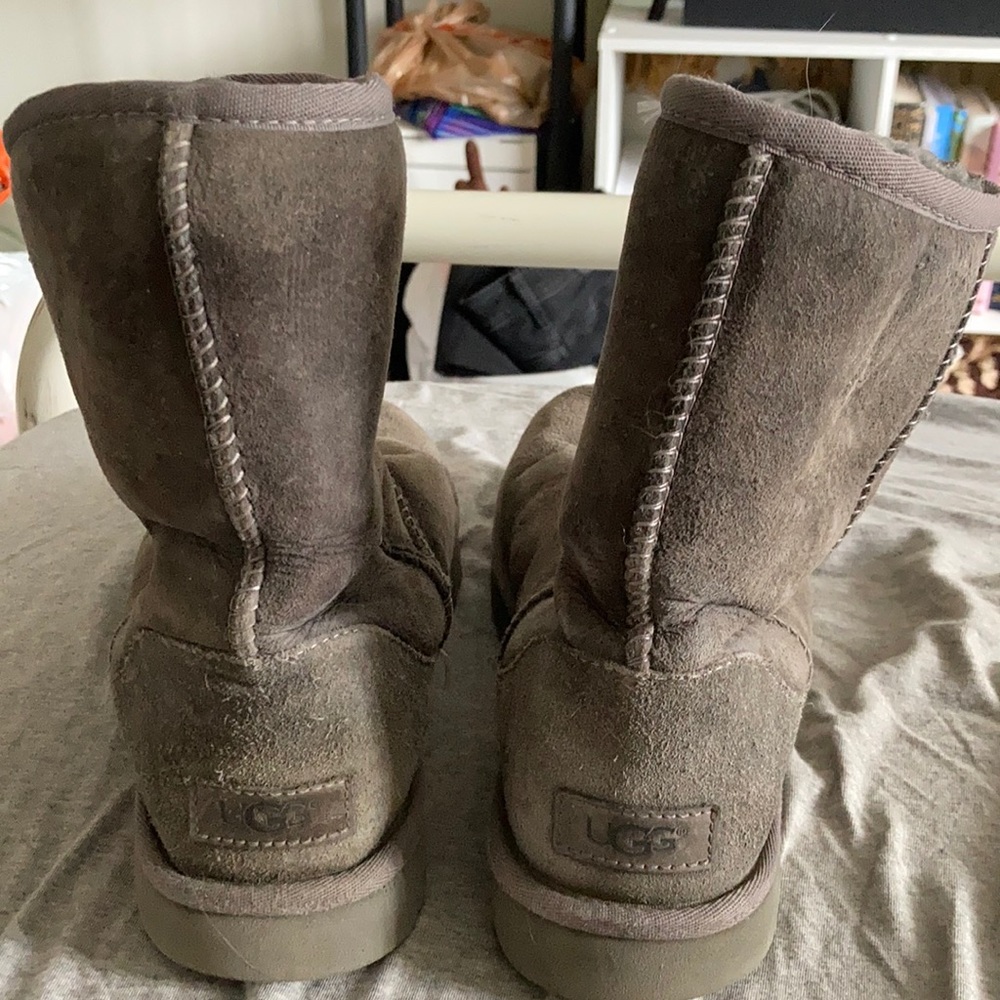 Ugg boots. classic style. size 8. grey